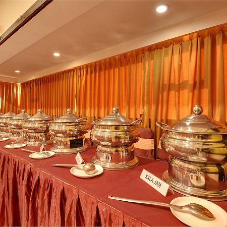 Hotel Savshanti Towers Vadodara Exterior foto