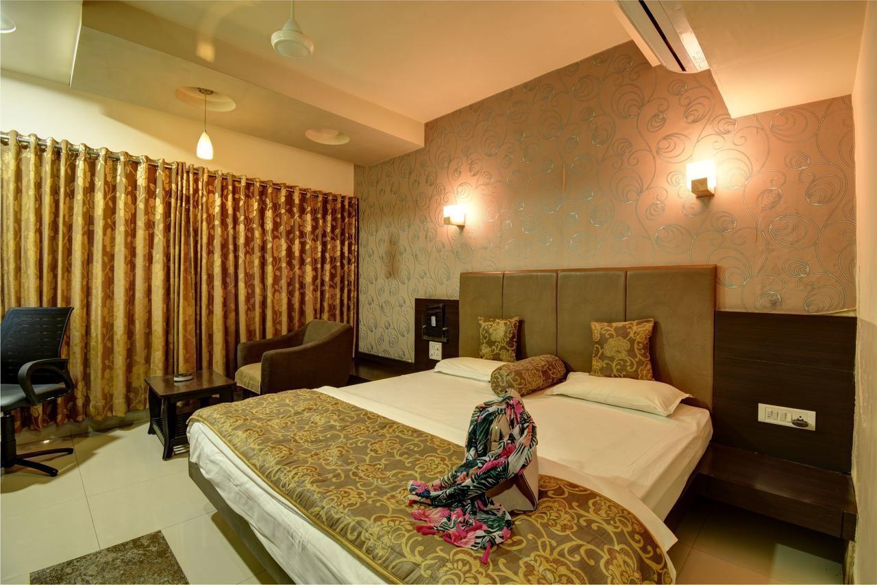 Hotel Savshanti Towers Vadodara Exterior foto